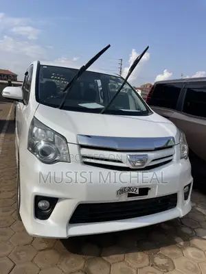 Toyota Noah 2.0 143hp AWD (8 Seater) 2013 White