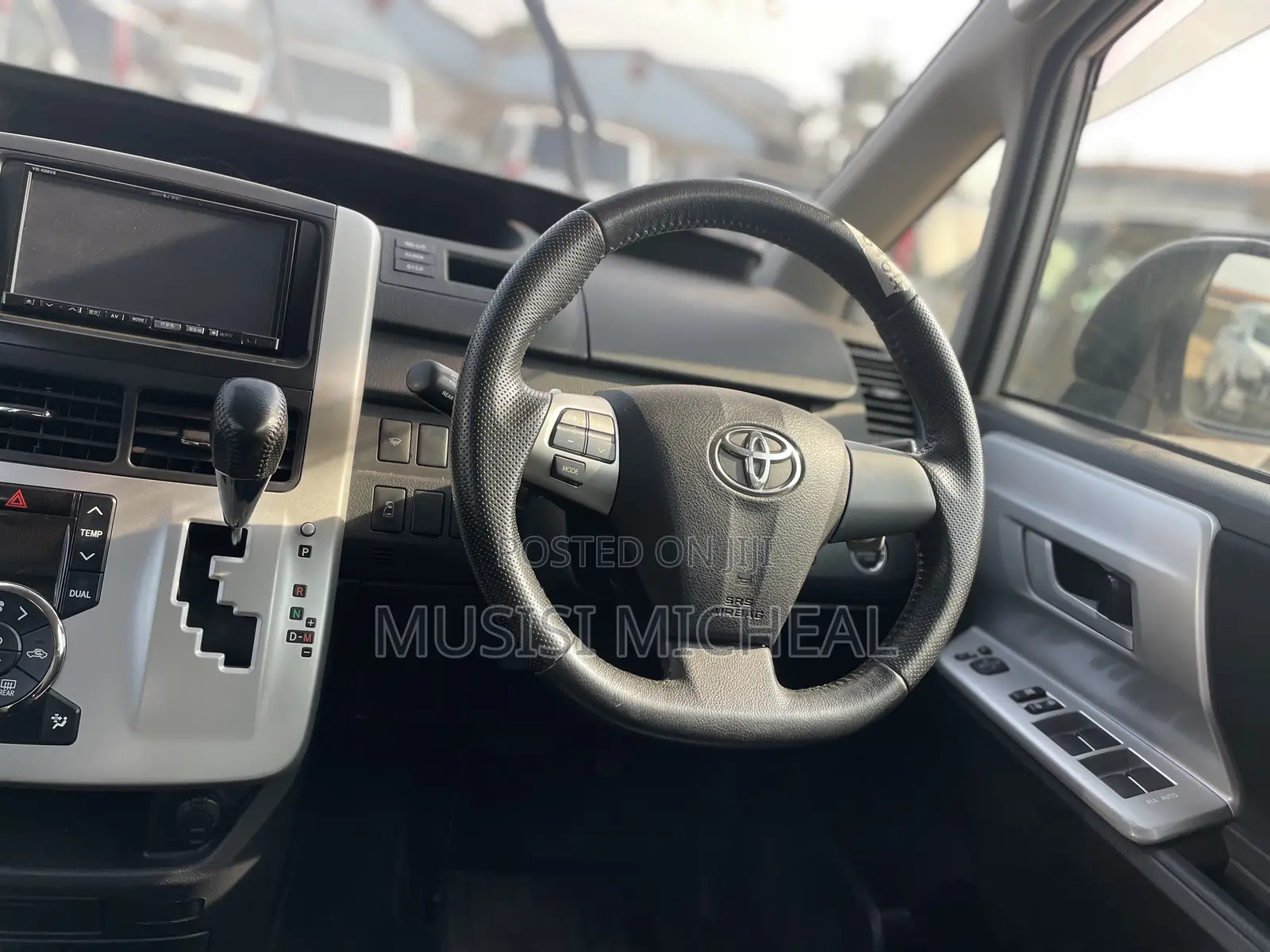 Toyota Noah 2.0 143hp AWD (8 Seater) 2013 White