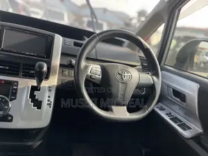Toyota Noah 2.0 143hp AWD (8 Seater) 2013 White
