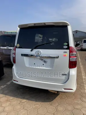 Toyota Noah 2.0 143hp AWD (8 Seater) 2013 White