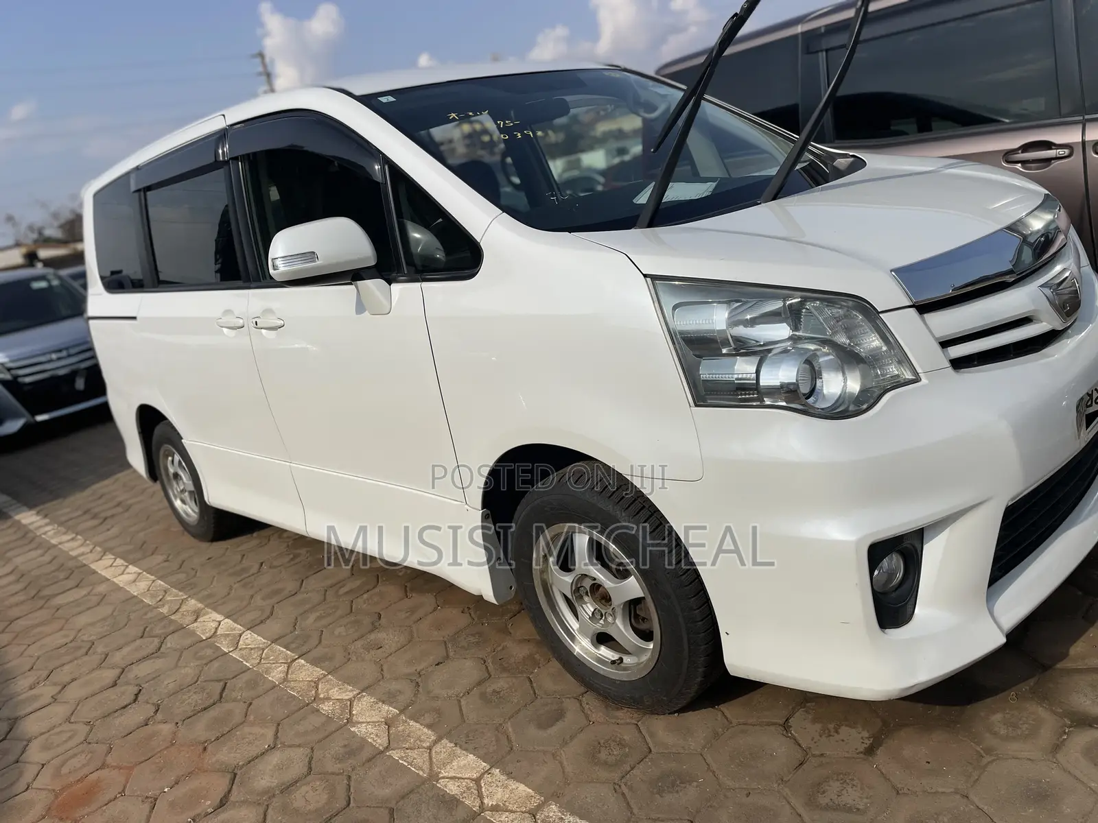 Toyota Noah 2.0 143hp AWD (8 Seater) 2013 White