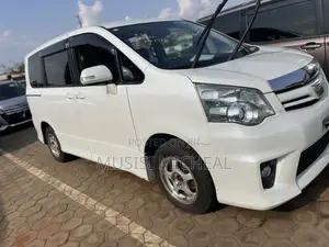 Toyota Noah 2.0 143hp AWD (8 Seater) 2013 White