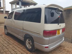 Toyota Regius 1998 White