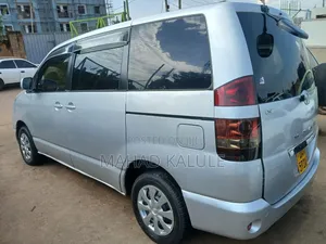Toyota Noah 2005 Silver
