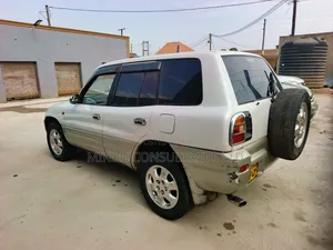 Toyota RAV4 Base FWD 1997 White