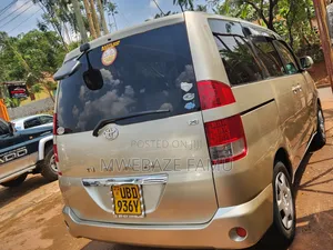 Toyota Noah 2005 Gold