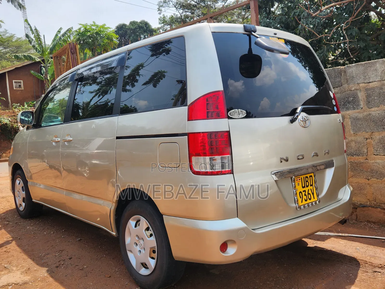Toyota Noah 2005 Gold