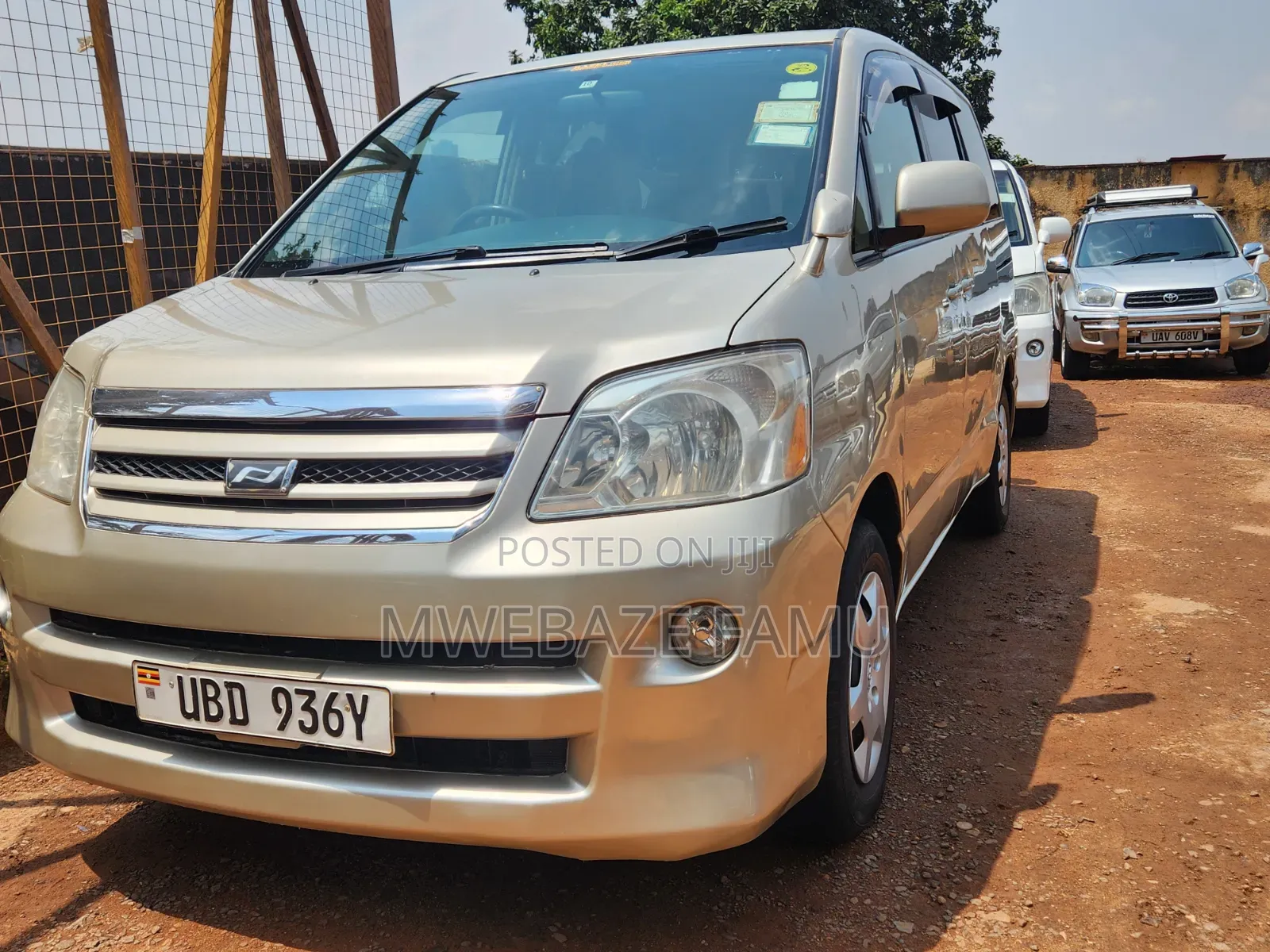 Toyota Noah 2005 Gold