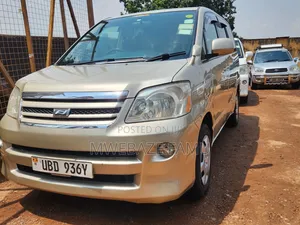 Toyota Noah 2005 Gold