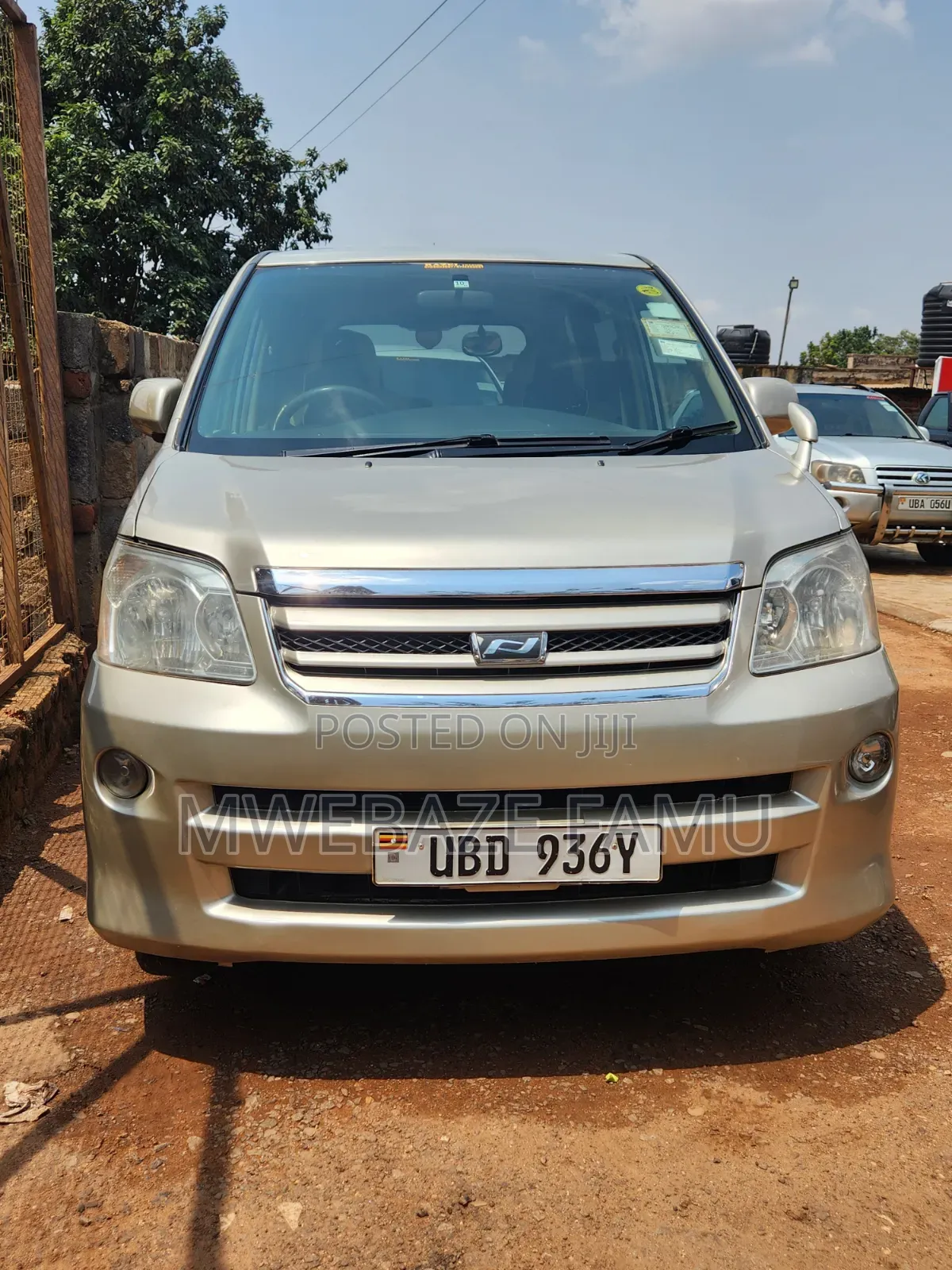 Toyota Noah 2005 Gold