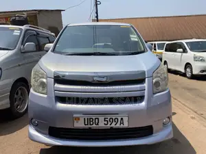 Toyota Noah 2010 Silver