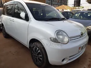 Toyota Sienta 2009 White