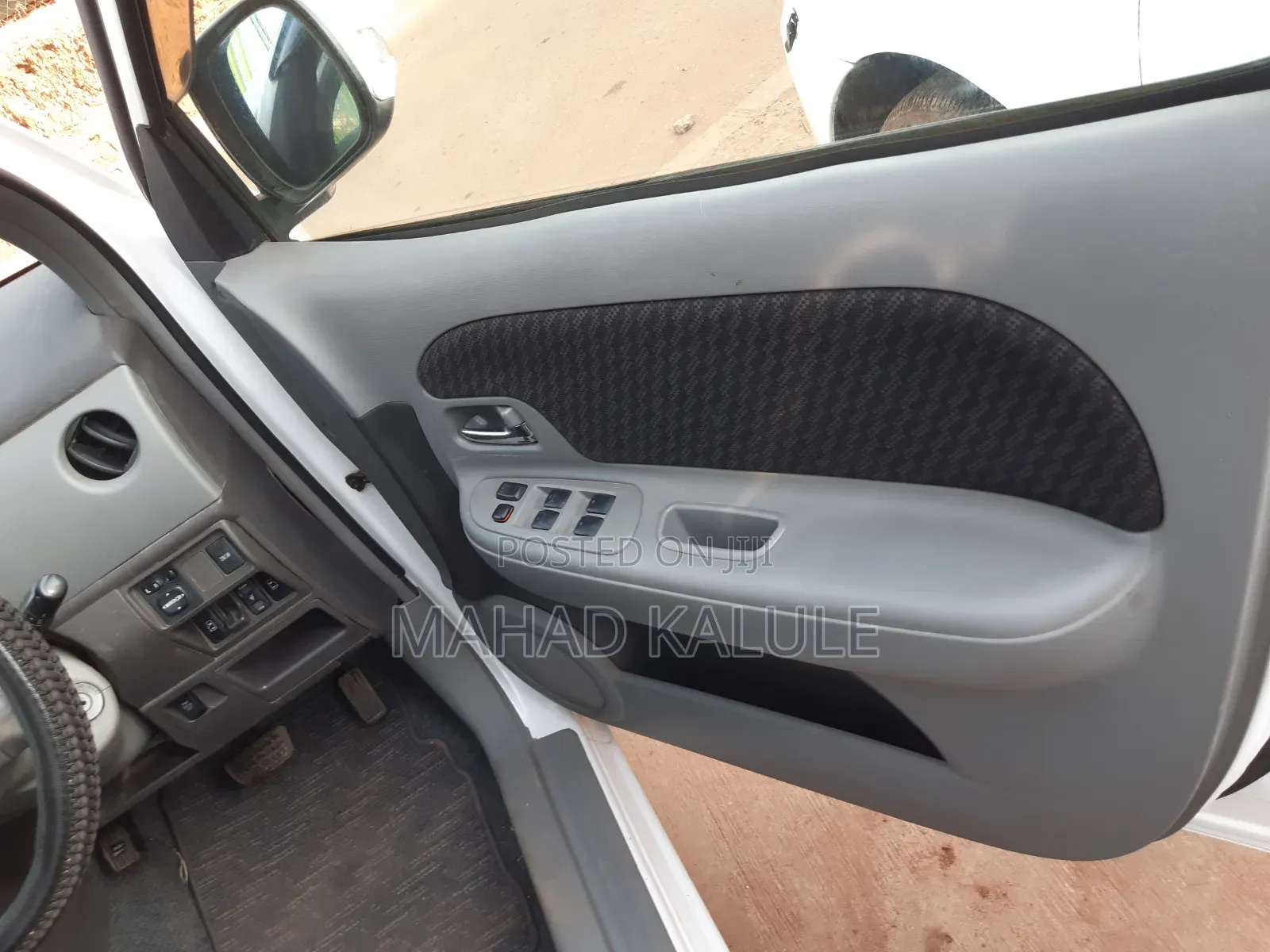Toyota Sienta 2009 White