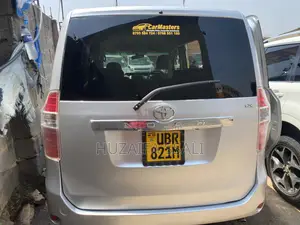 Toyota Noah 2010 White