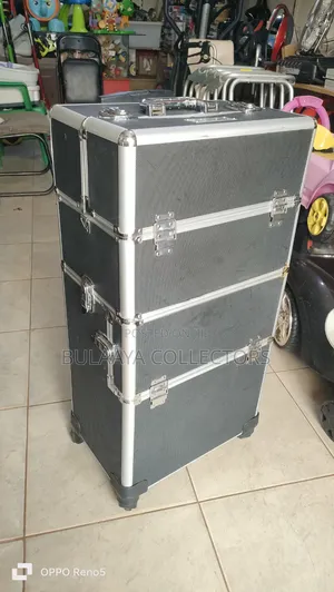 UK Used Professional Rolling Makeup Train Case.