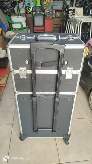 UK Used Professional Rolling Makeup Train Case.
