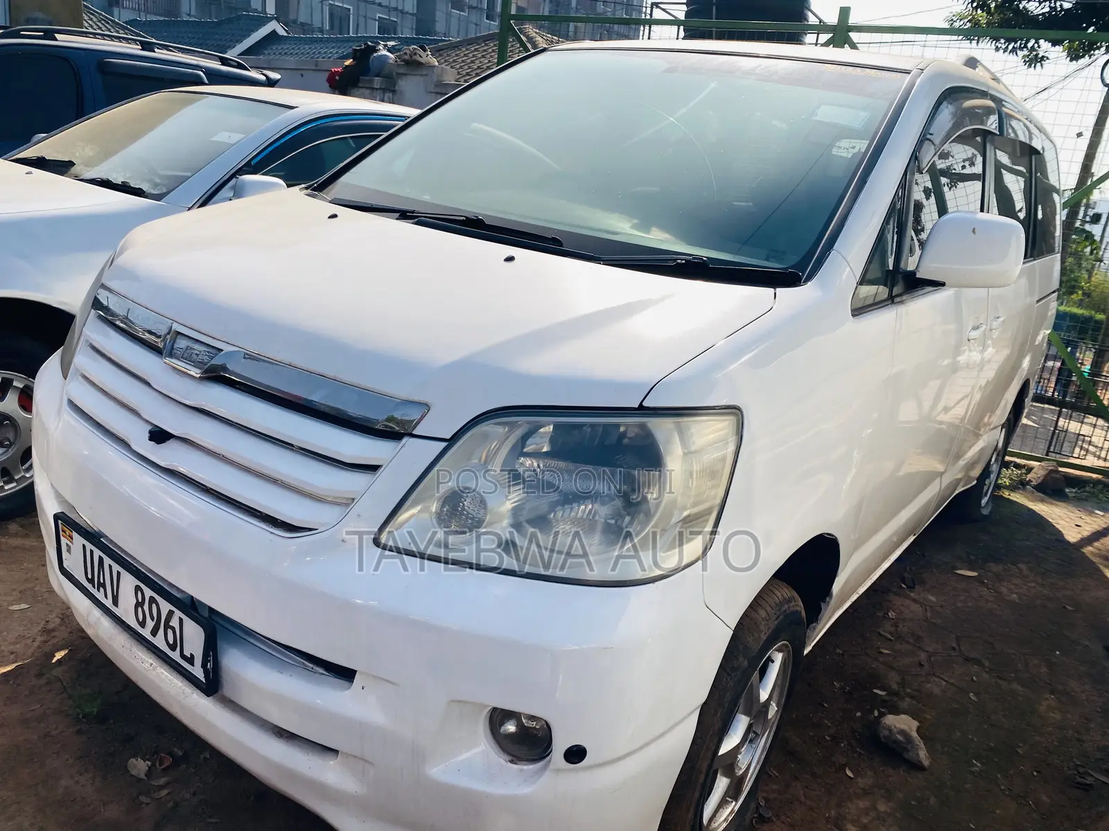 Toyota Noah 2004