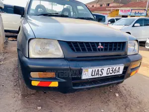 Mitsubishi L200 Club Cab 2.0 4WD 2000 Gray