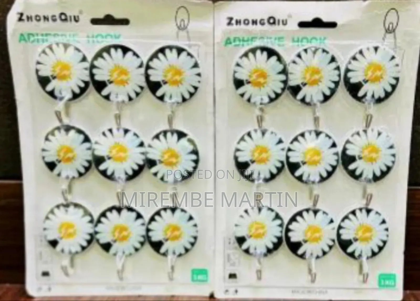 18 Pieces Adhesive Hooks Maximum 3kgs.
