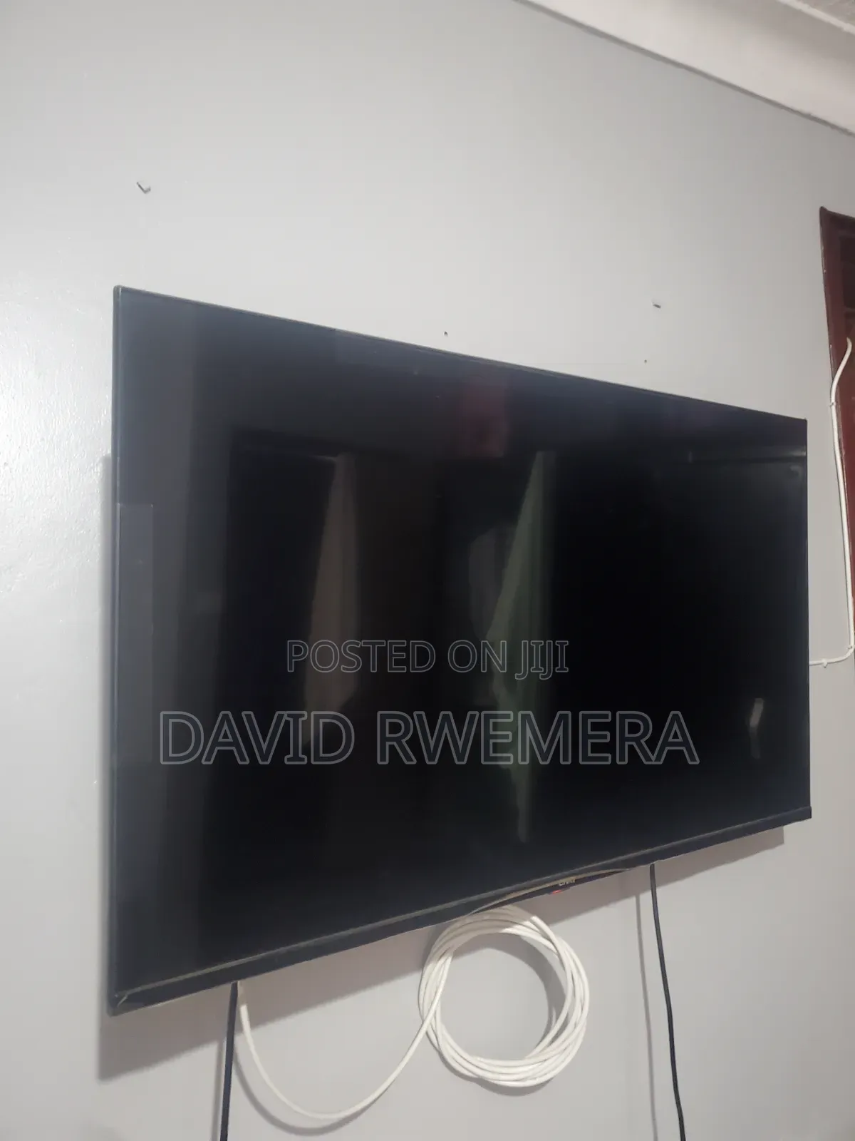 Chiq 43" Smart TV With Dynamic Wall Stand