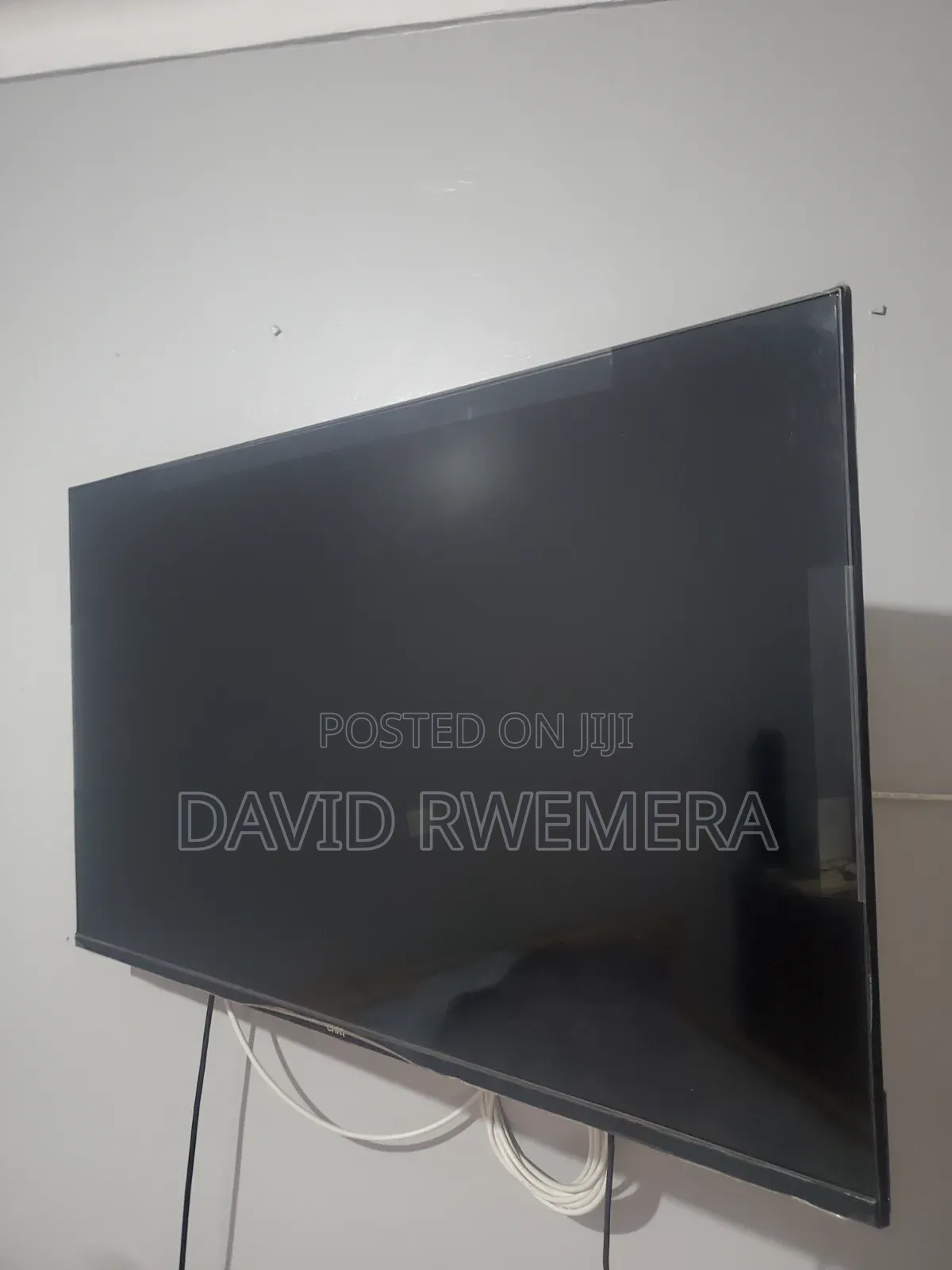 Chiq 43" Smart TV With Dynamic Wall Stand