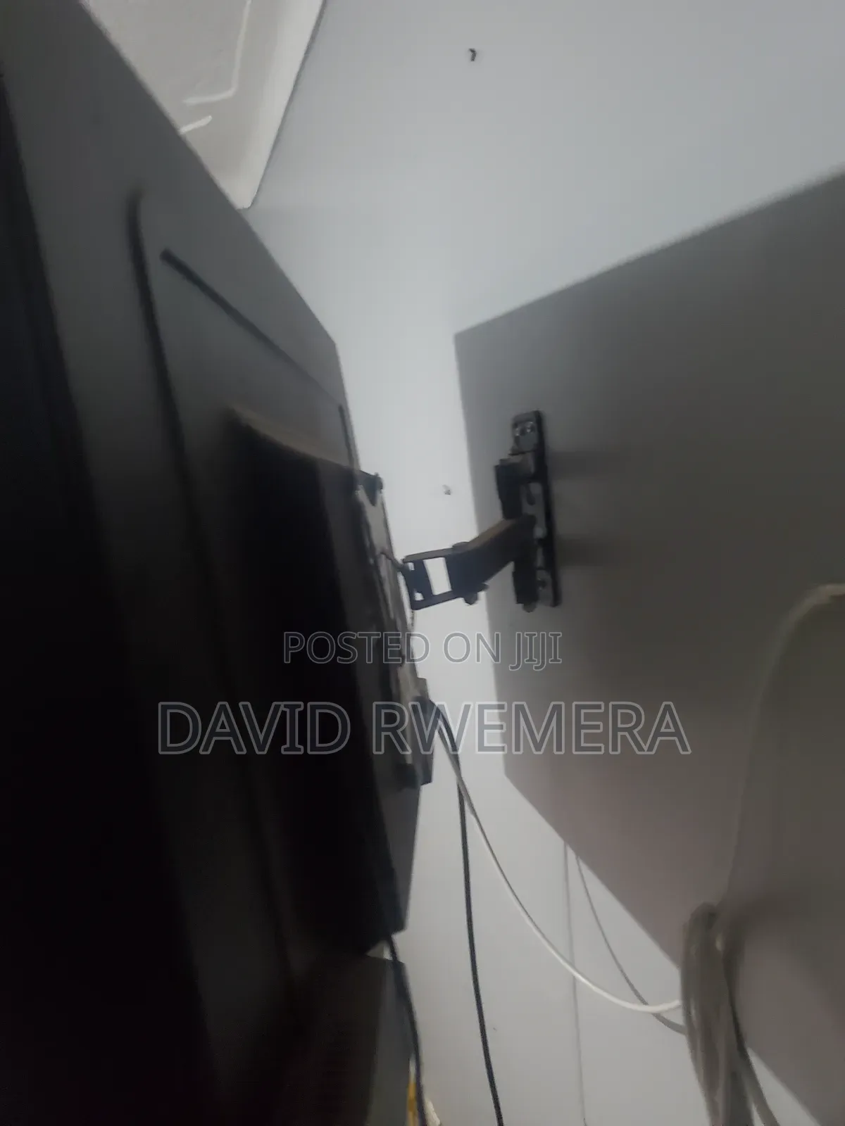 Chiq 43" Smart TV With Dynamic Wall Stand