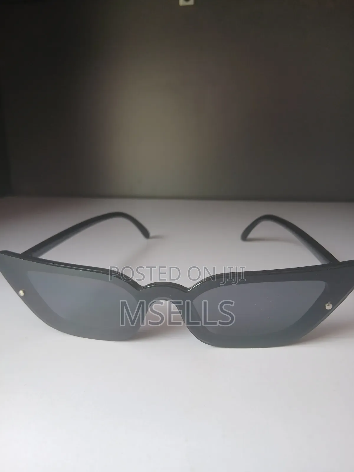 Black Retro Cat-Eye Sunglasses