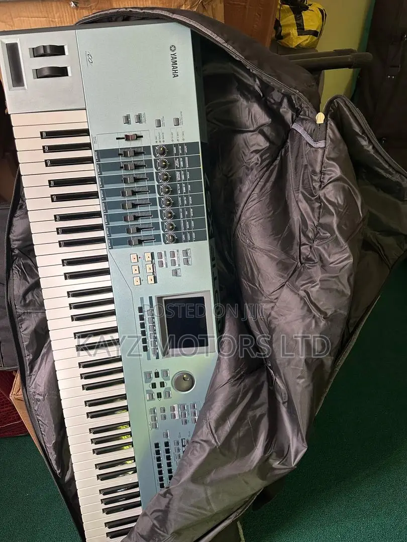 YAMAHA XS 7 Synthesizer Keyboard.