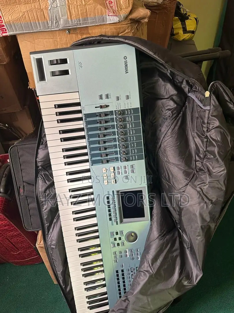 YAMAHA XS 7 Synthesizer Keyboard.