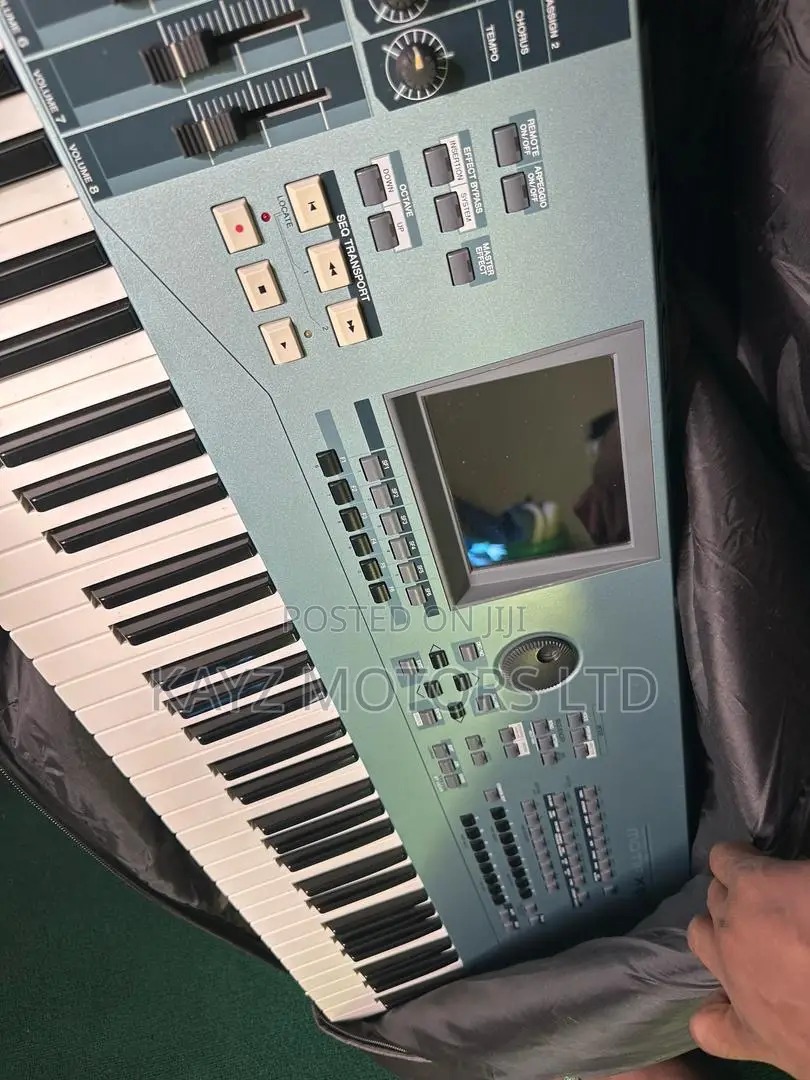 YAMAHA XS 7 Synthesizer Keyboard.