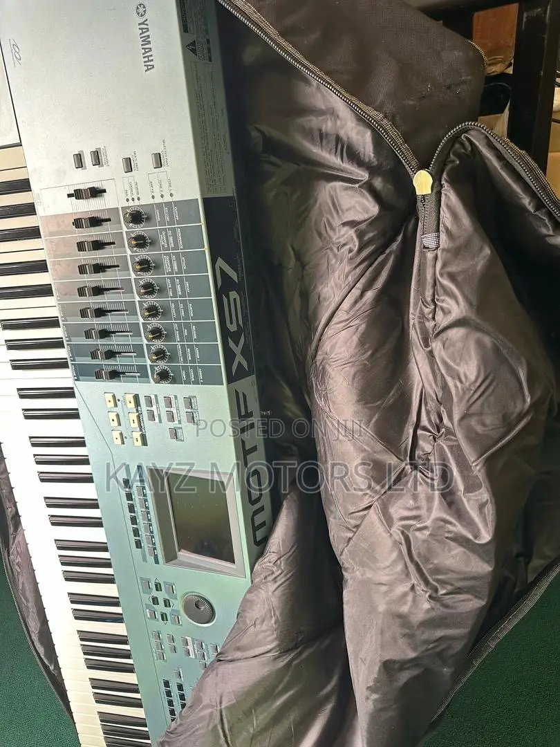 YAMAHA XS 7 Synthesizer Keyboard.