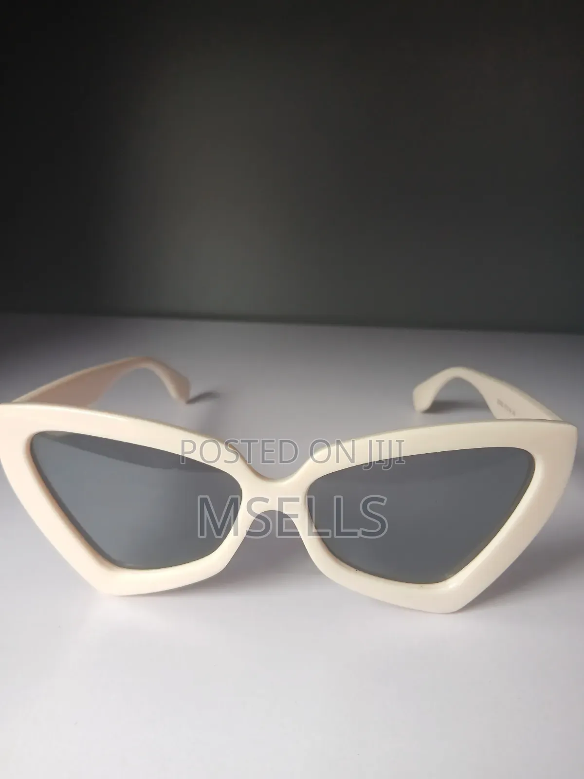 Thick Cat-Eye Sunglasses (Beige)
