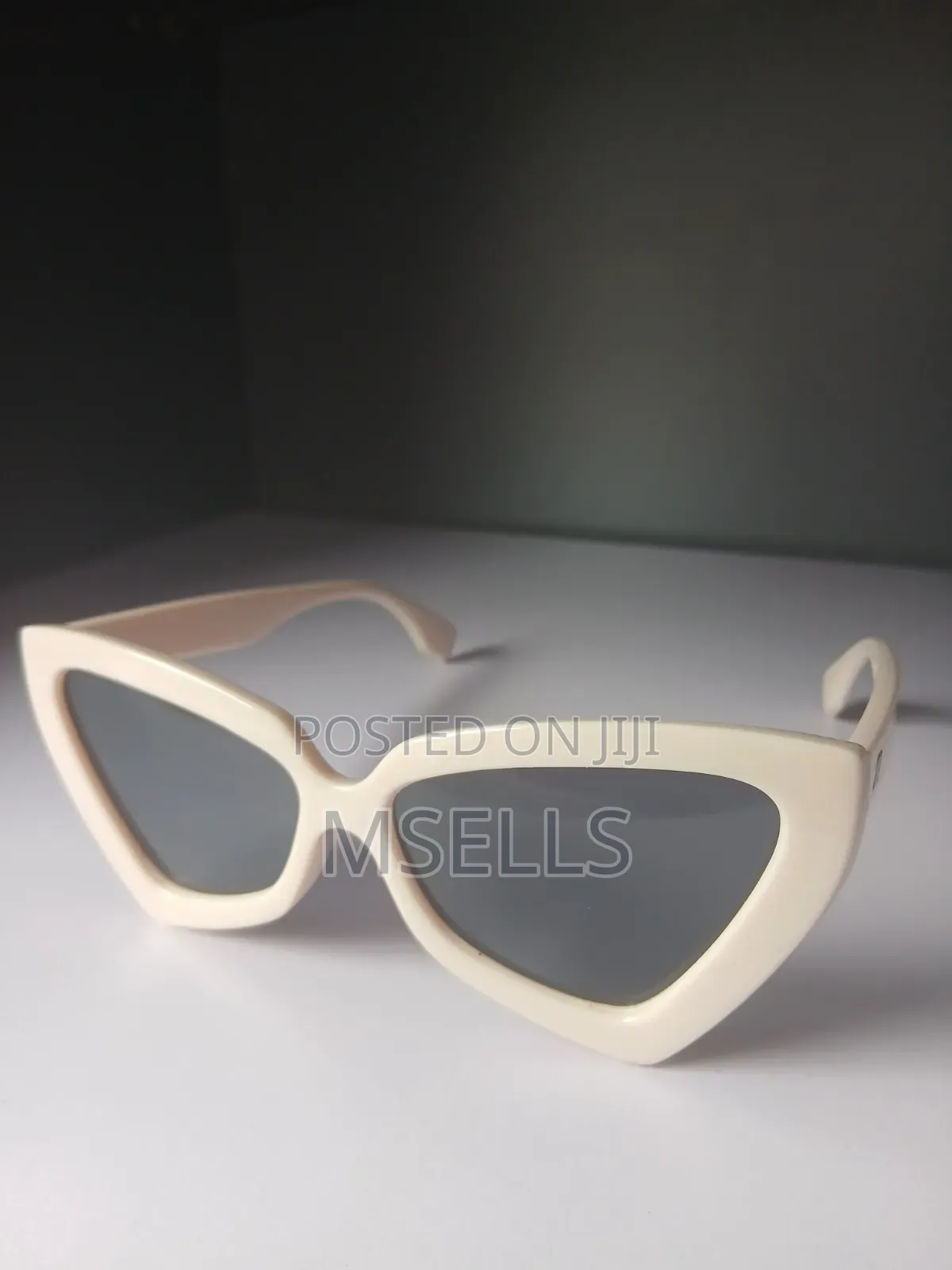 Thick Cat-Eye Sunglasses (Beige)