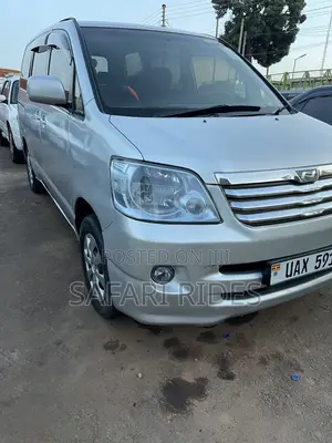 Toyota Noah 2004 Silver