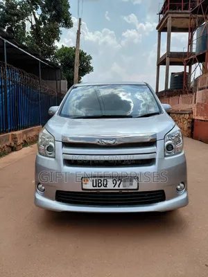 Toyota Noah 2010 Silver
