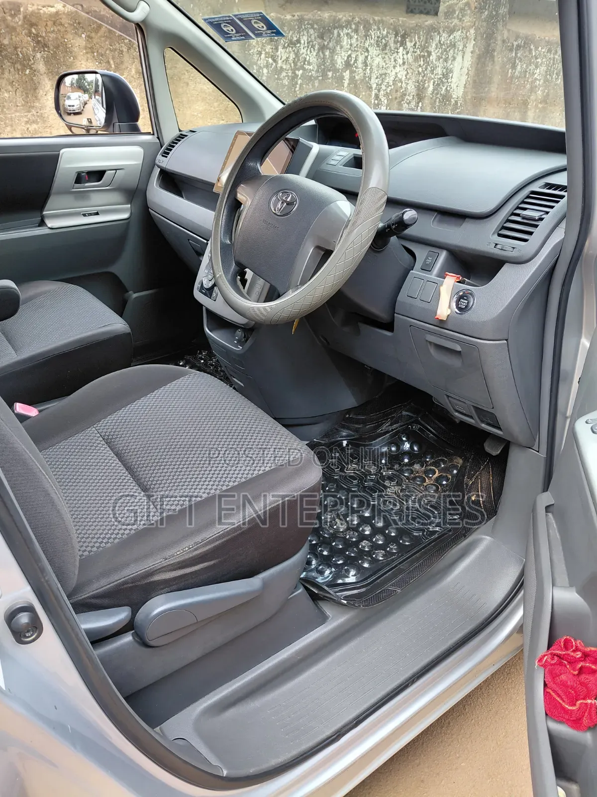 Toyota Noah 2010 Silver