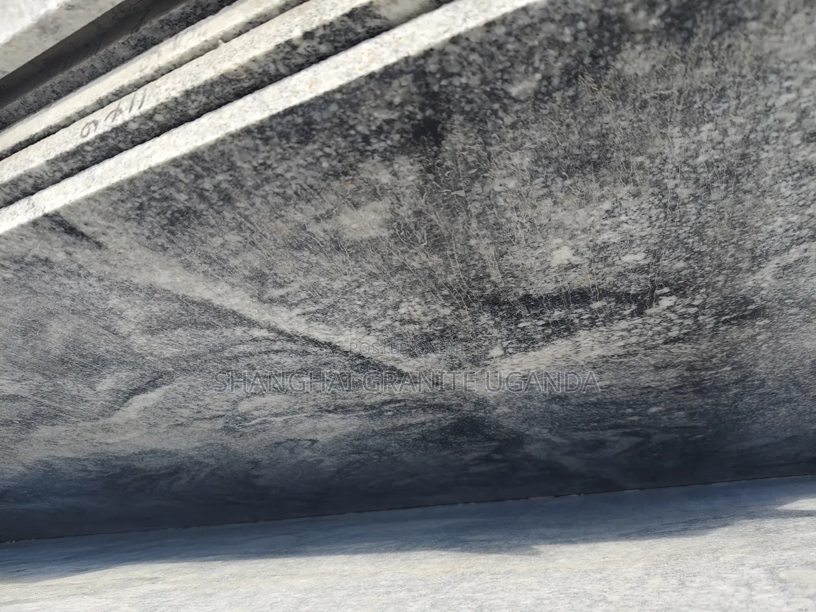 White Granite Slabs – Black Wave Pattern