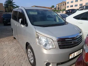 Toyota Noah 2011 Gold