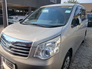 Toyota Noah 2011 Gold