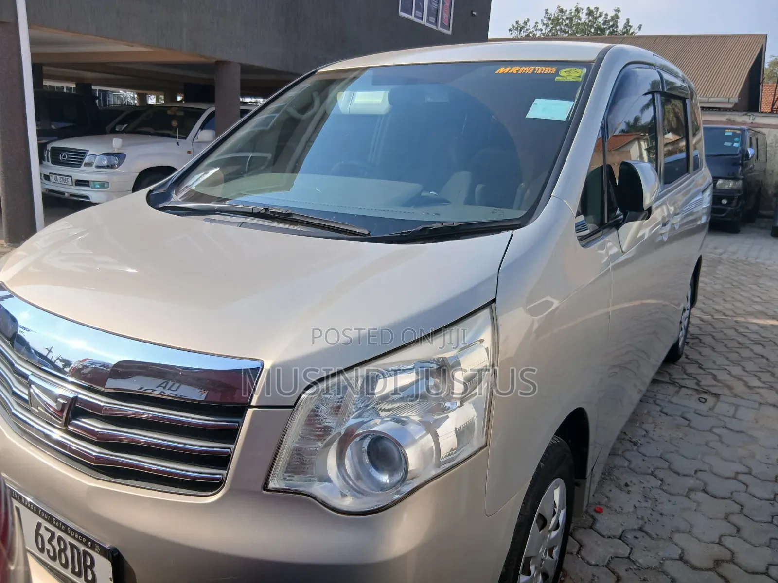 Toyota Noah 2011 Gold
