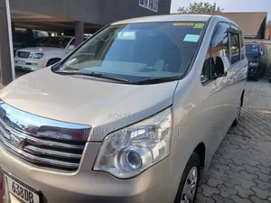 Toyota Noah 2011 Gold