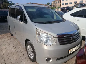 Toyota Noah 2011 Gold