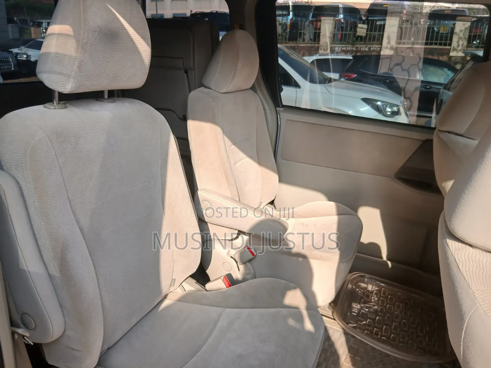 Toyota Noah 2011 Gold