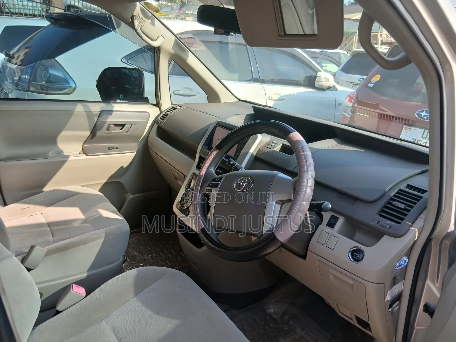 Toyota Noah 2011 Gold