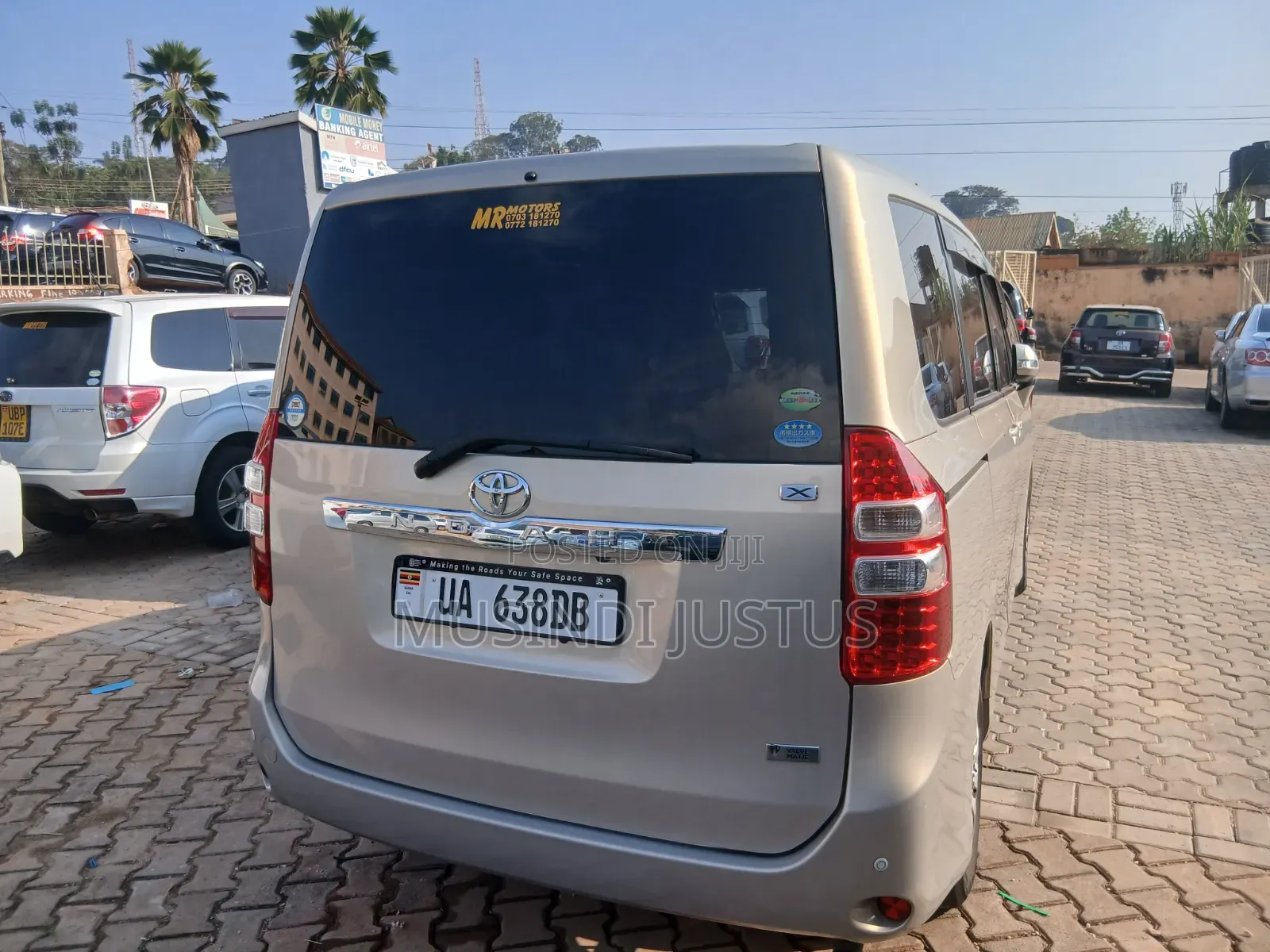 Toyota Noah 2011 Gold