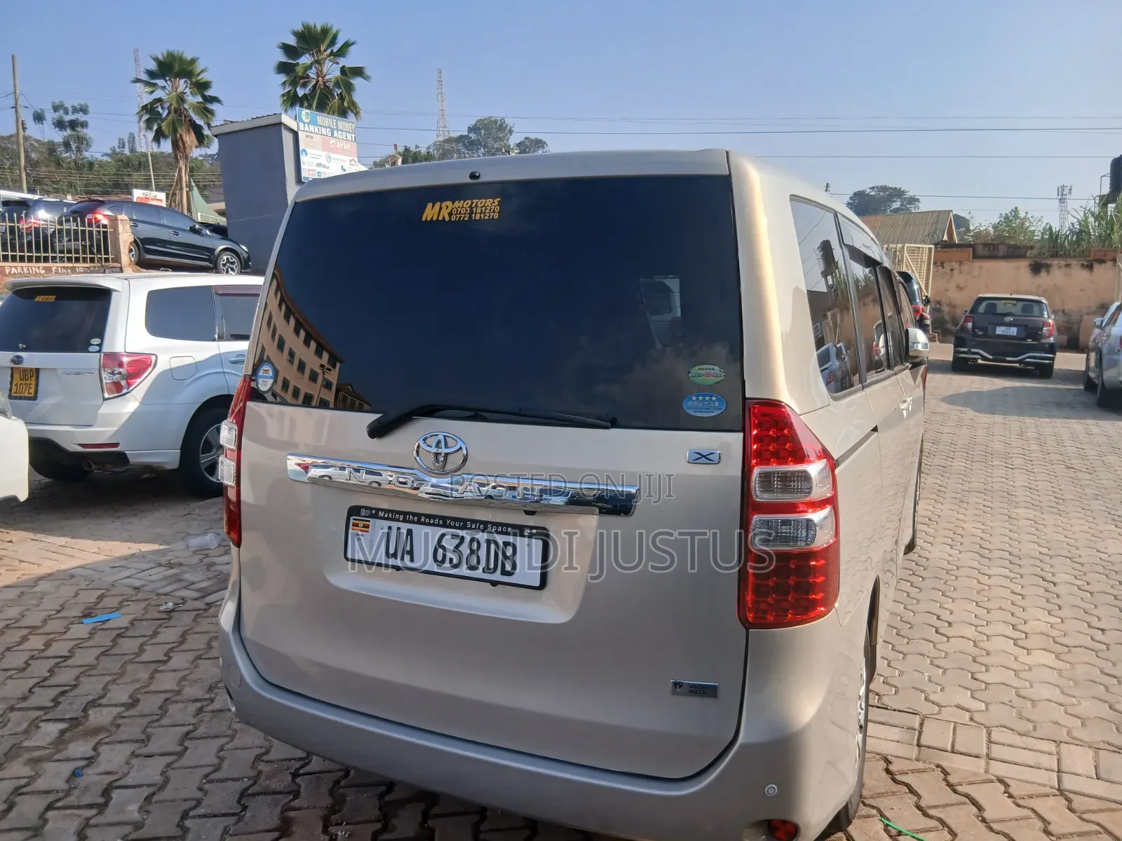Toyota Noah 2011 Gold