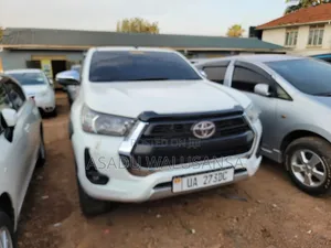 Toyota Hilux 2022 White