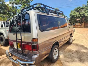 Toyota HiAce 1999 Gold