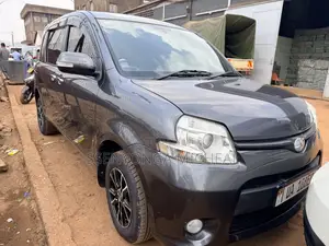Toyota Sienta 2012 Gray