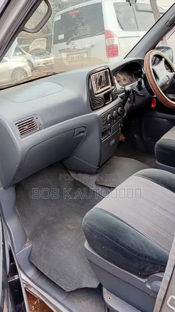 Toyota Noah 2001 Silver